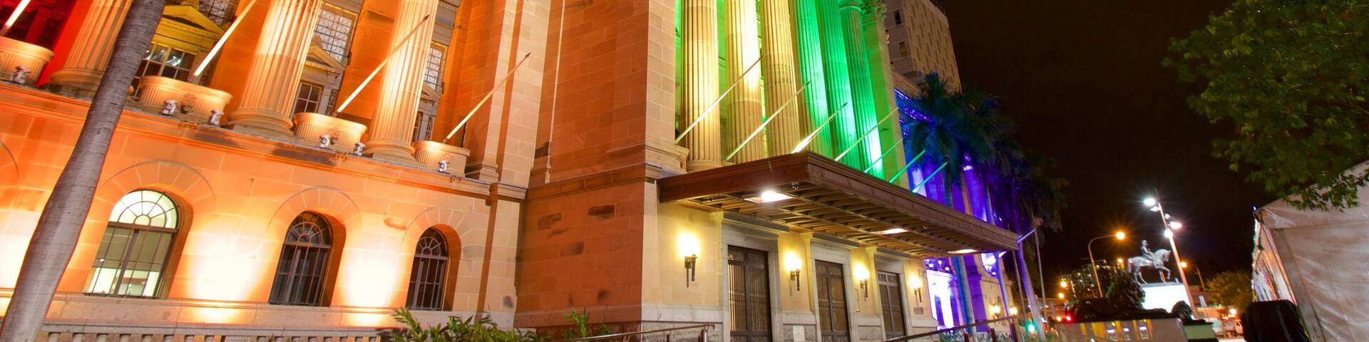 Ayuntamiento de Brisbane ofreciendo escenas nocturnas, patrimonio de arquitectura y elementos del patrimonio