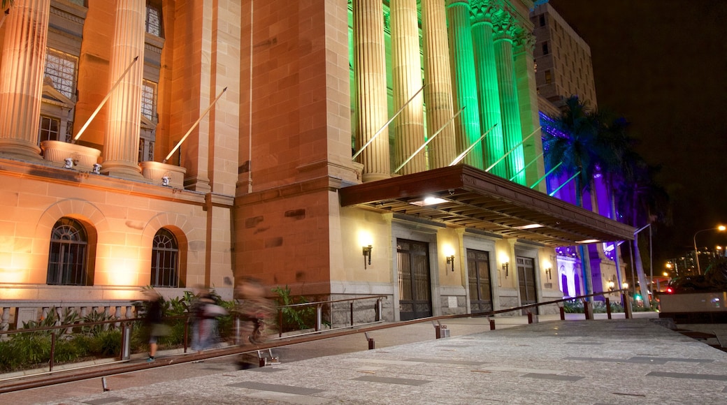 Ayuntamiento de Brisbane que incluye patrimonio de arquitectura, elementos del patrimonio y escenas nocturnas