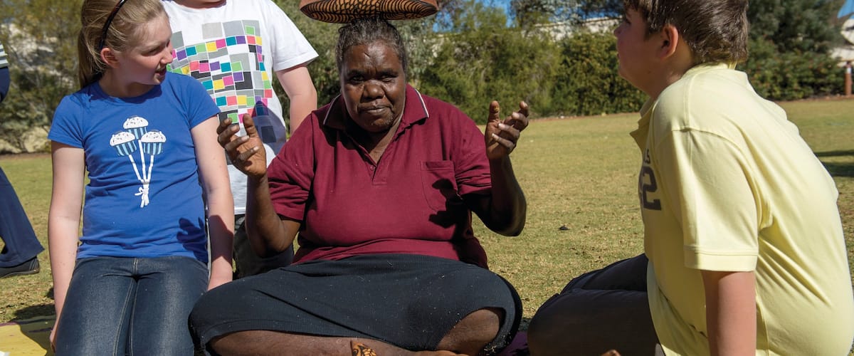 Uluru-Kata Tjuta National Park mostrando cultura nativa assim como um pequeno grupo de pessoas