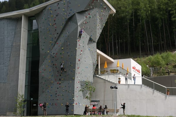 Sankt Anton am Arlberg welches beinhaltet Bergsteigen sowie große Menschengruppe