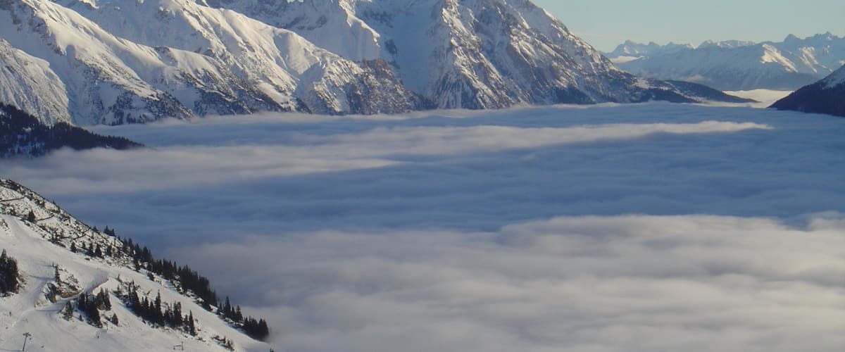 Sankt Anton am Arlberg que incluye neblina o niebla, montañas y nieve