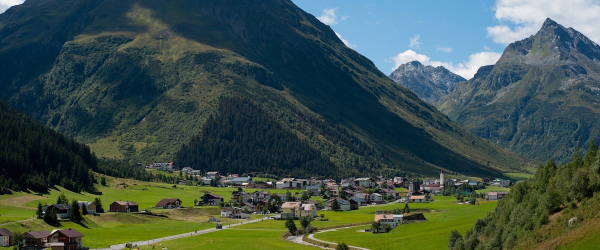 Galtür mostrando montañas y una pequeña ciudad o pueblo