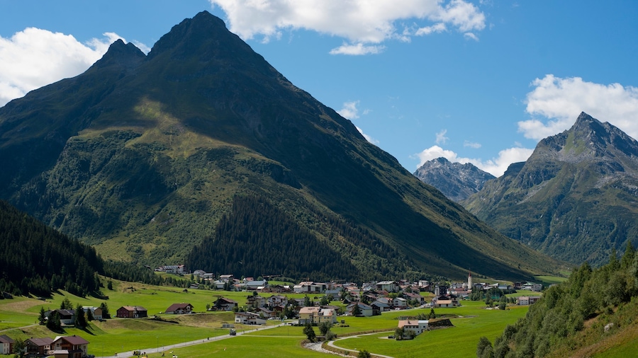 Galtür mostrando montañas y una pequeña ciudad o pueblo