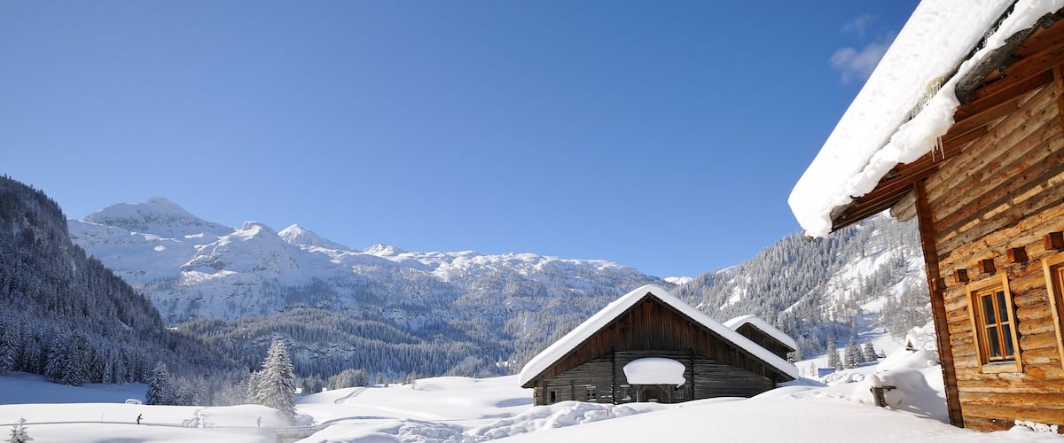 Obertauern showing snow and a house