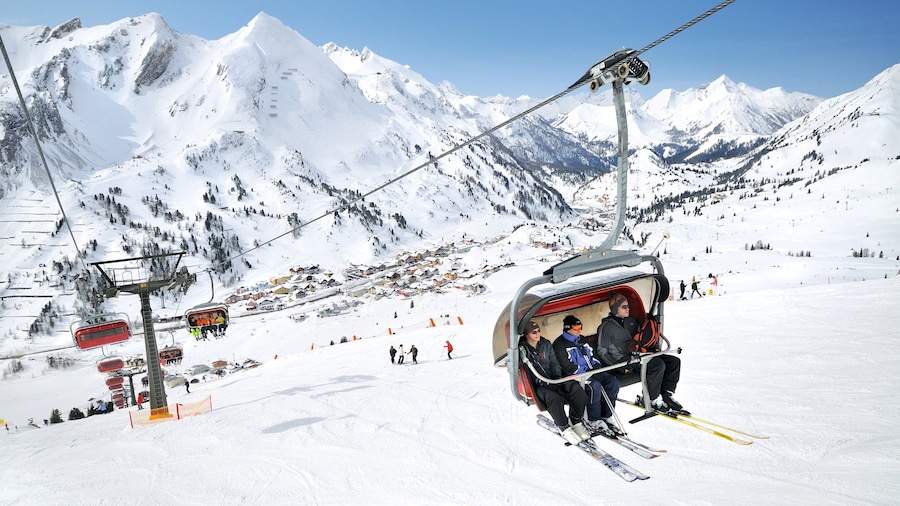 Obertauern showing snow, a gondola and mountains