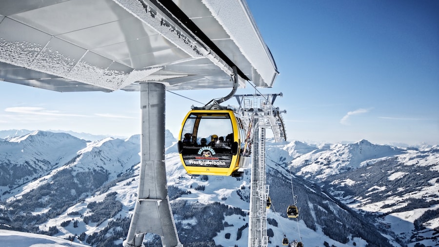 Resort sciistico di Saalbach-Hinterglemm mostrando neve, funivia e montagna
