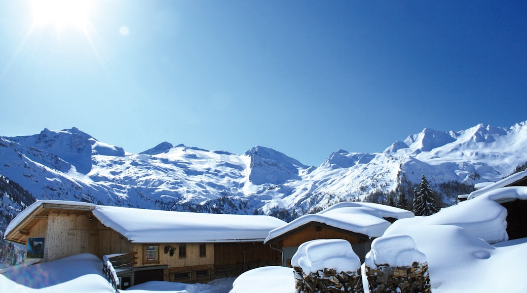 Hintertux welches beinhaltet Berge, Haus und Schnee