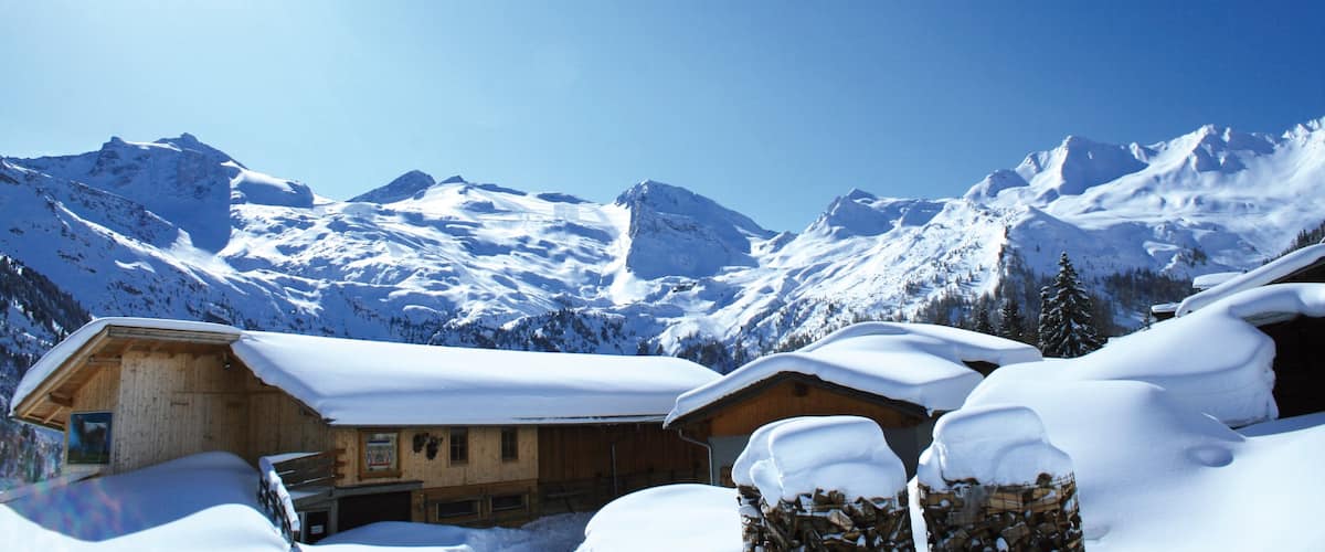 Hintertux ofreciendo una casa, montañas y nieve