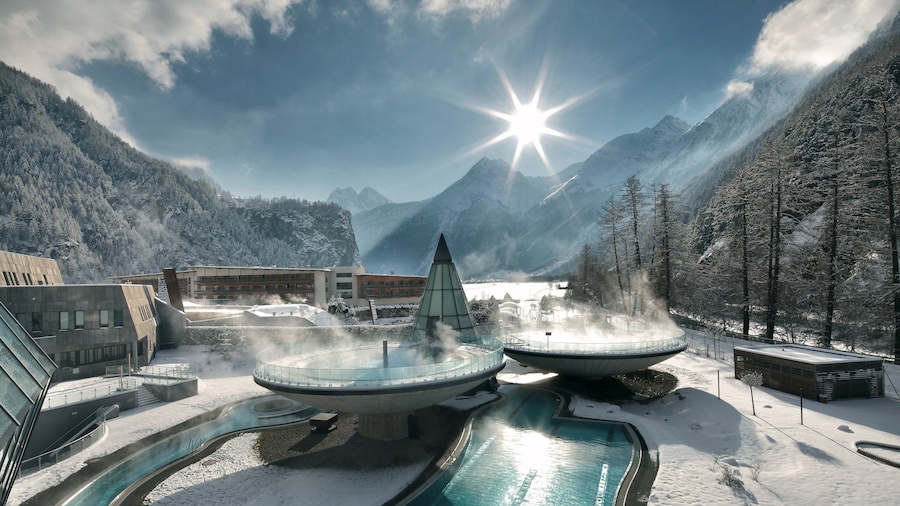 Obergurgl cho thấy những ngọn núi, suối nước nóng và tuyết
