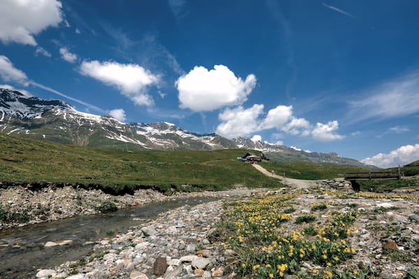 Obergurgl mettant en vedette rivière ou ruisseau, montagnes et ferme