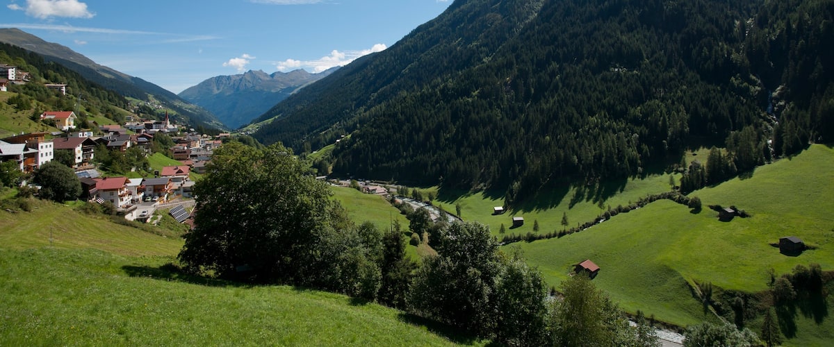Kappl das einen Landschaften, Farmland und Berge