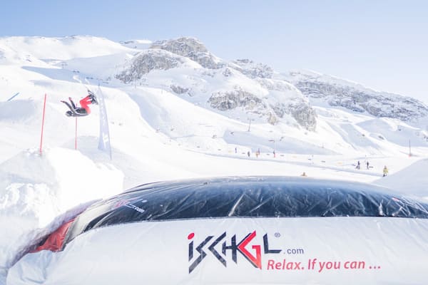 Ischgl mit einem Beschilderung und Schnee