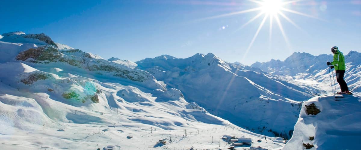 Ischgl que incluye nieve, esquiar en la nieve y montañas