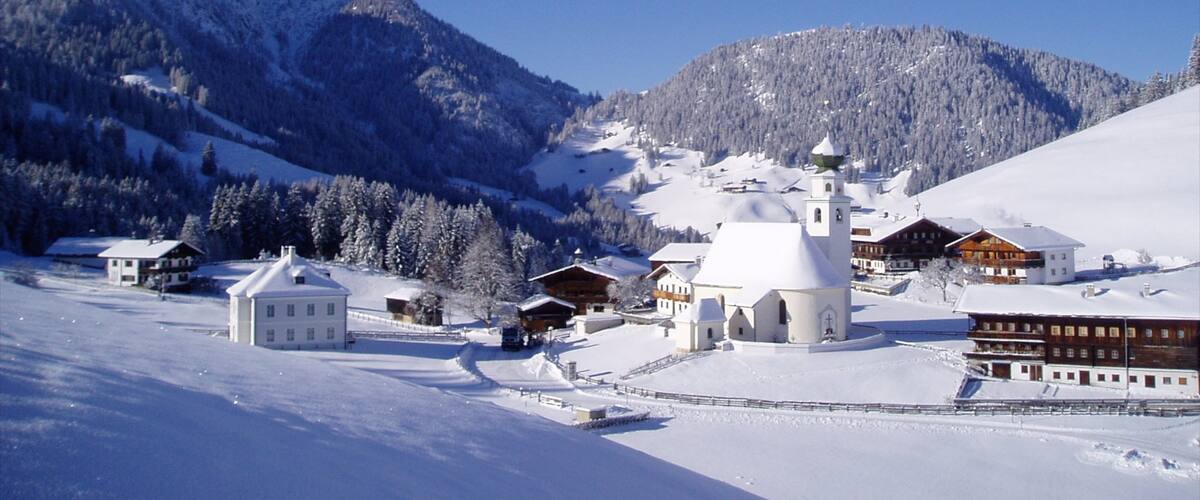 Ski Juwel Alpbachtal - Wildschönau inclusief een klein stadje of dorpje en sneeuw