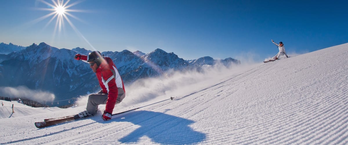 Área de esquí de Kronplatz mostrando esquiar en la nieve y nieve y también un pequeño grupo de personas