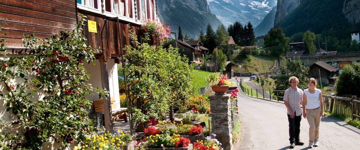 Lauterbrunnen joka esittää pieni kaupunki tai kylä sekä pari