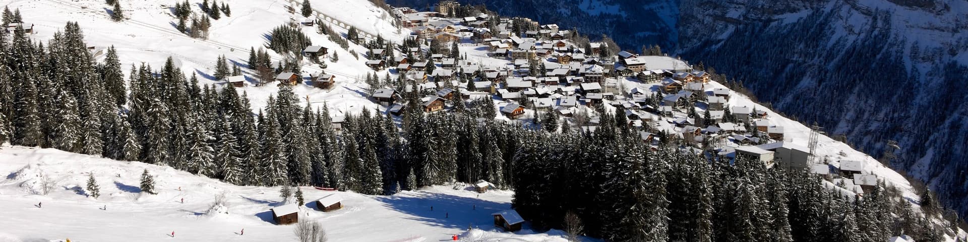 Mürren das einen Schnee, Kleinstadt oder Dorf und Berge