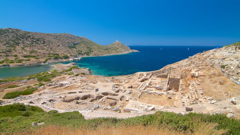 Datça mostrando una bahía o un puerto y ruinas de edificios