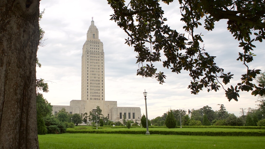 Louisiana State Capitol ofreciendo un parque