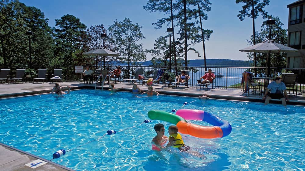 Bismarck montrant piscine aussi bien que famille