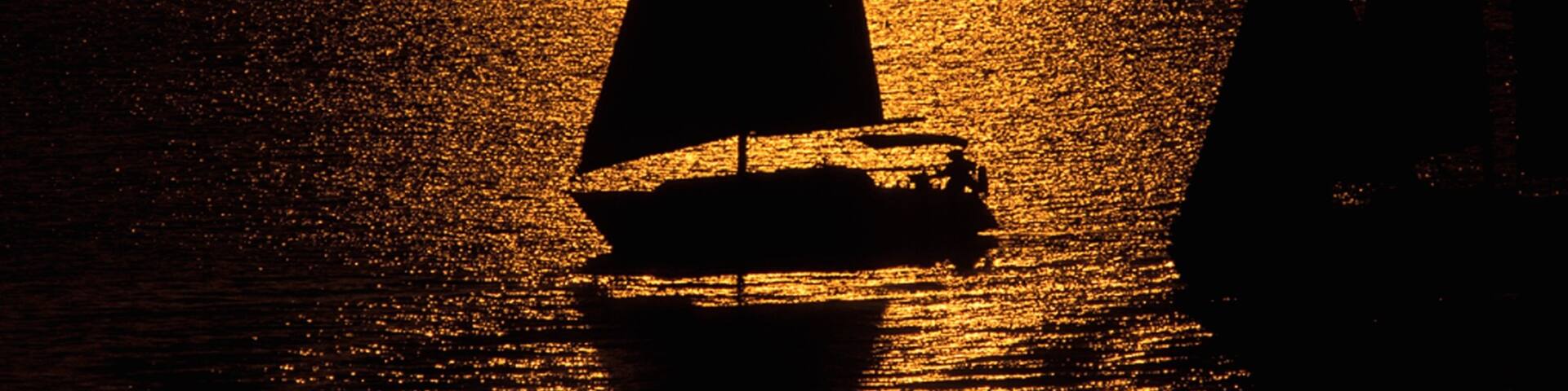 Bismarck mit einem Sonnenuntergang und Segeln