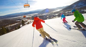 Canyons Resort showing a gondola, snow skiing and snow