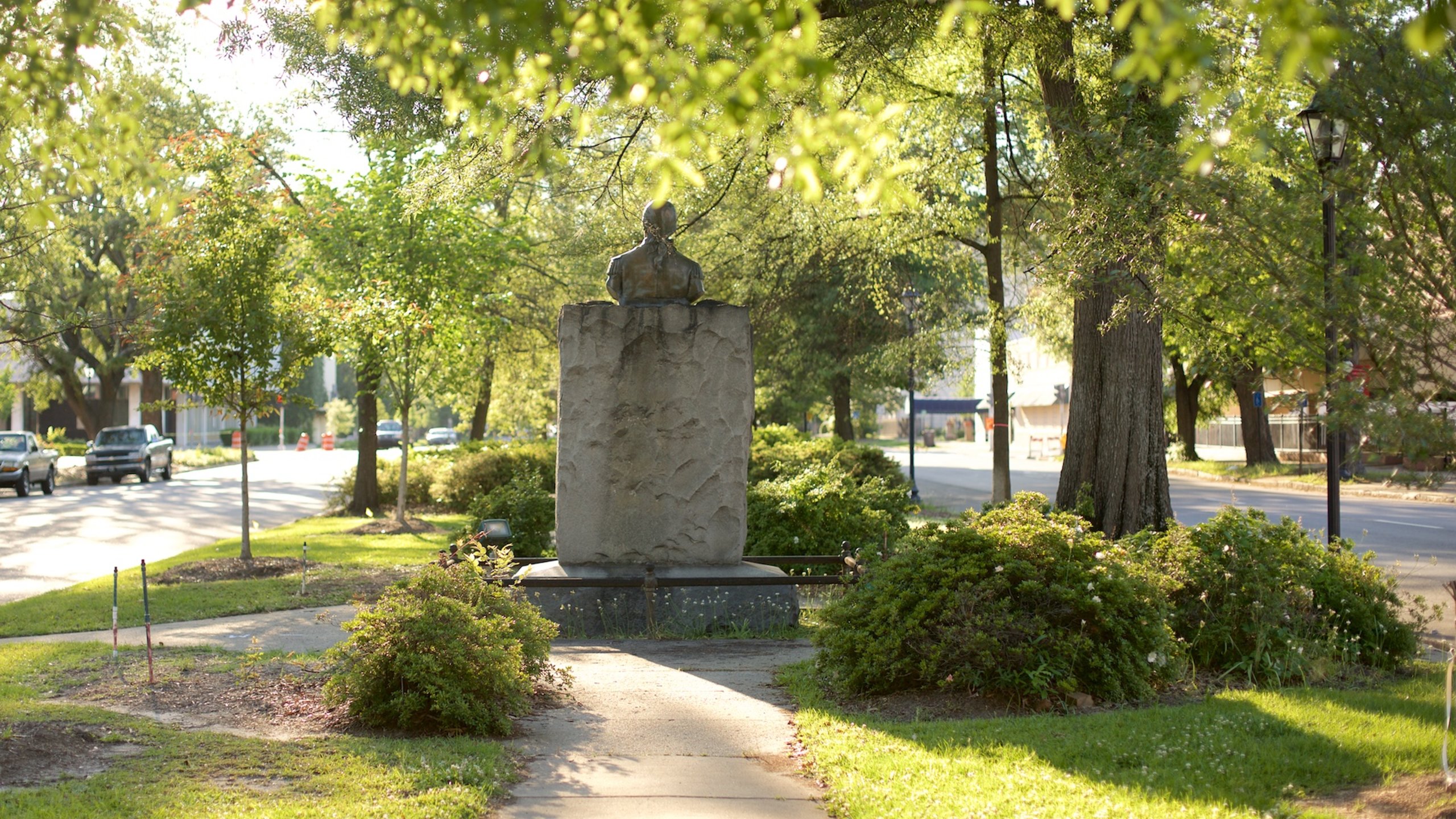 Augusta showing a monument and a park