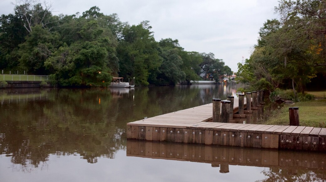 New Iberia mostrando un río o arroyo y un jardín