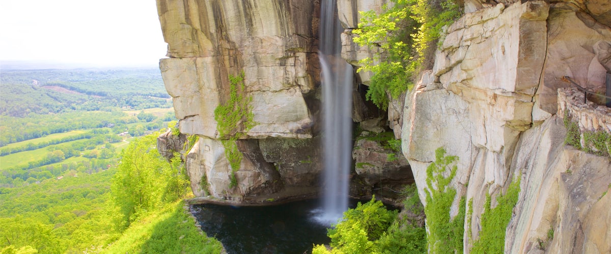Lookout Mountain showing a waterfall and tranquil scenes