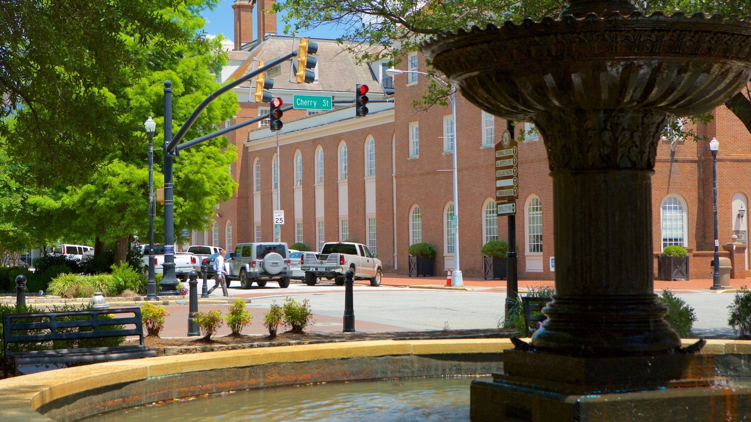 Macon which includes a fountain
