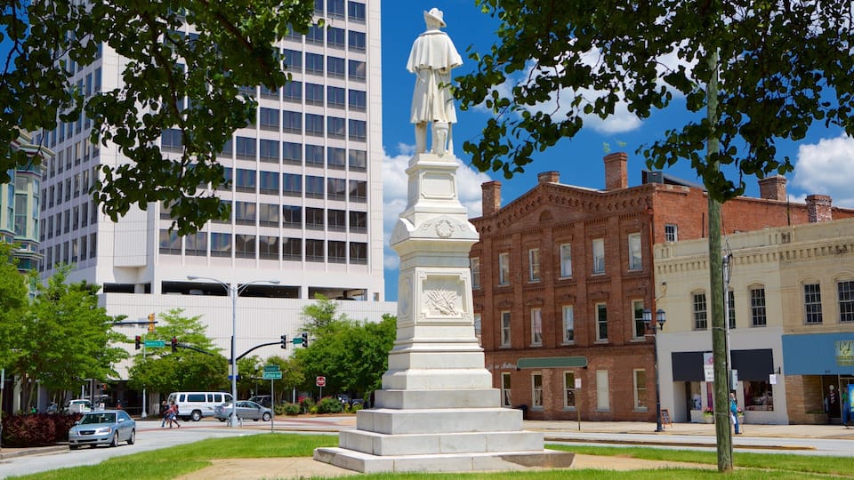 Macon que incluye una ciudad y una estatua o escultura