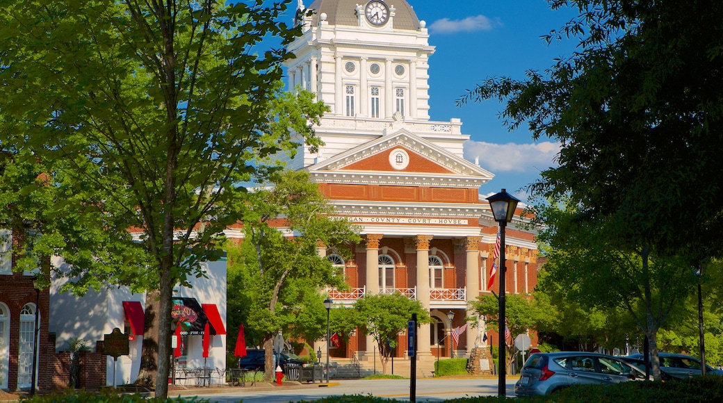 Madison which includes heritage architecture