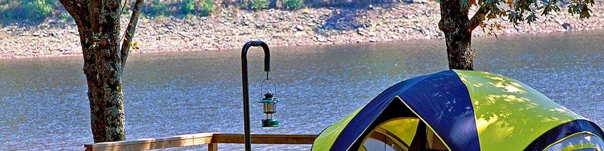 Greenbrier mit einem Camping sowie Paar