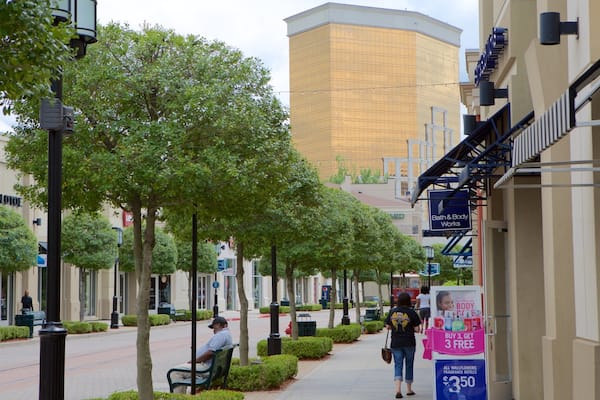 Louisiana Boardwalk mostrando escenas urbanas