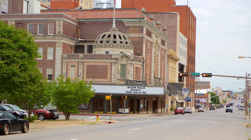 Strand Theatre montrant scènes de théâtre, architecture patrimoniale et scènes de rue