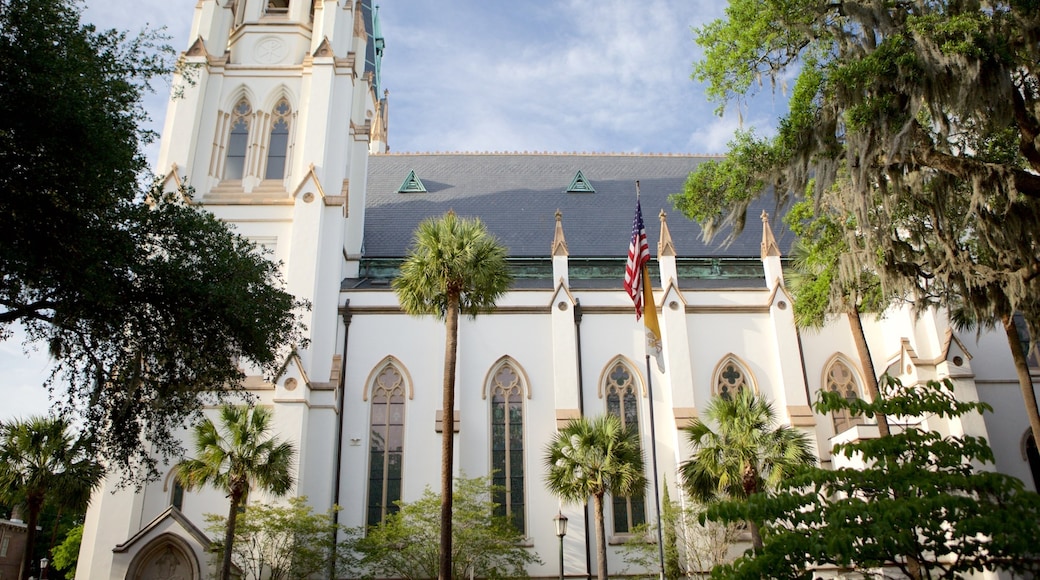 Cathedral of St. John the Baptist mostrando una iglesia o catedral, elementos religiosos y arquitectura patrimonial