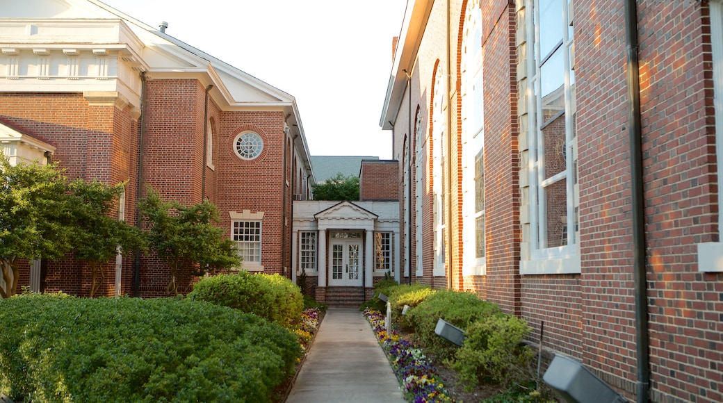 St. Paul\'s Episcopal Church featuring heritage architecture and a garden