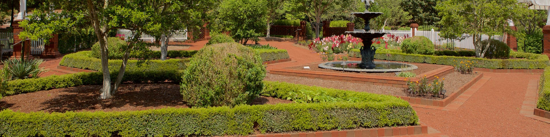 State Botanical Garden of Georgia das einen Blumen, Garten und Springbrunnen