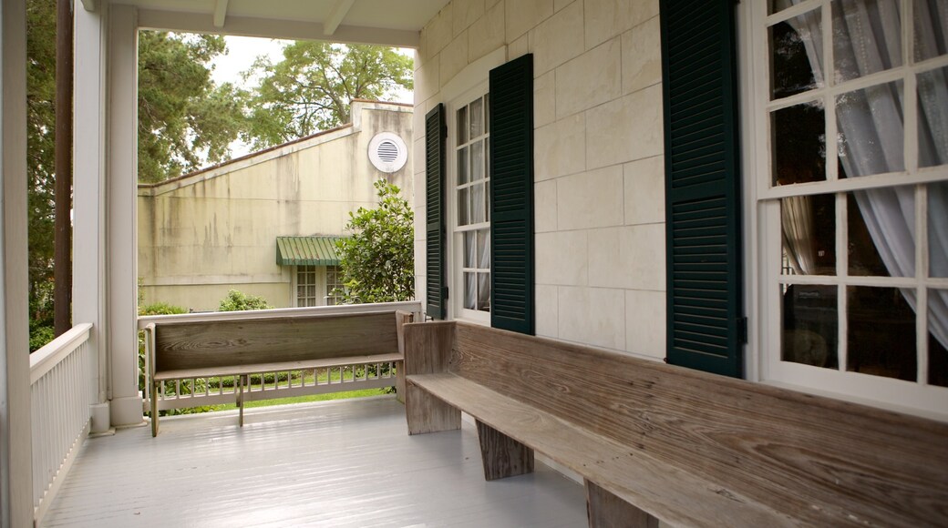 Alexandre Mouton House showing a house