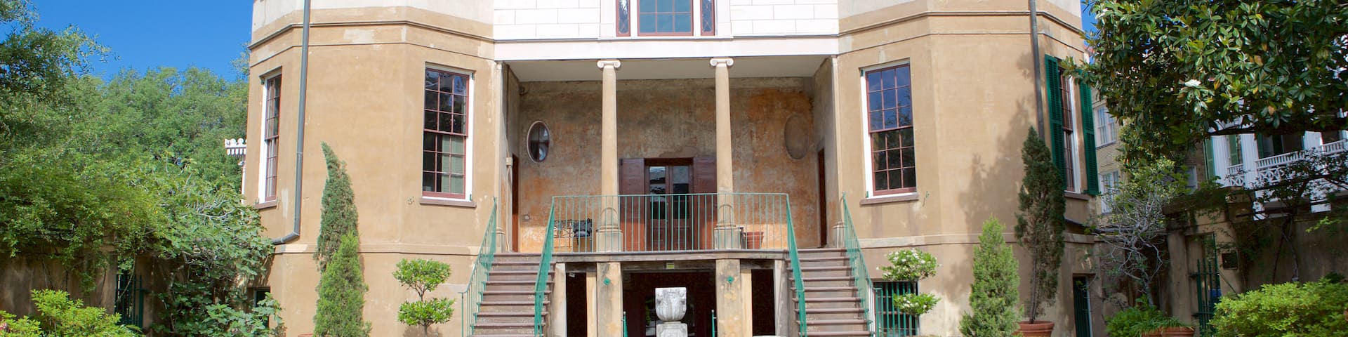 Owens-Thomas House which includes a fountain, a park and a house