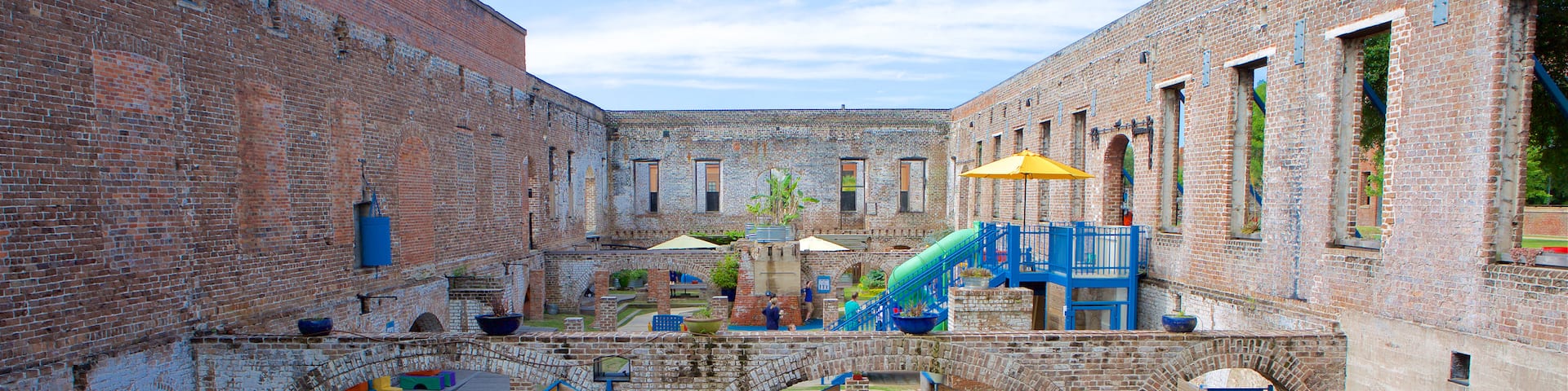 Museo de los niños de Savannah ofreciendo patrimonio de arquitectura y un parque infantil