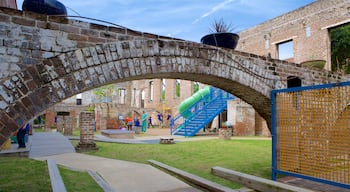 Museo de los niños de Savannah que incluye un patio infantil y un puente