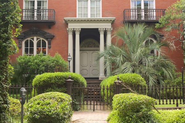 Monterey Square welches beinhaltet Garten