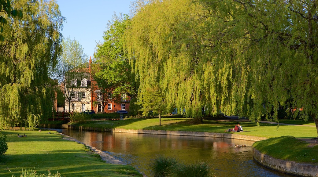 Salisbury fasiliteter samt historisk arkitektur og elv eller bekk