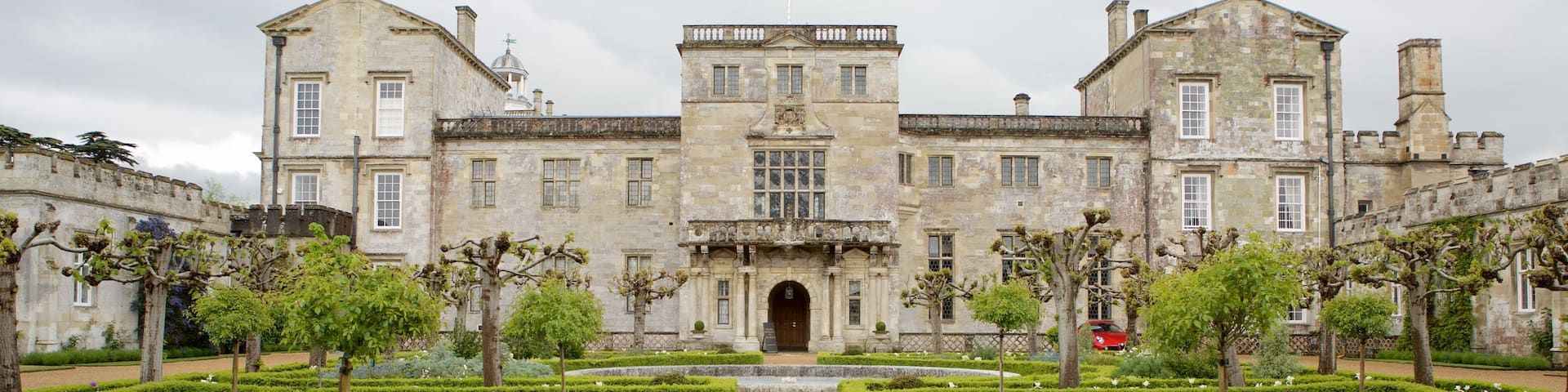 Wilton House showing heritage architecture and a park