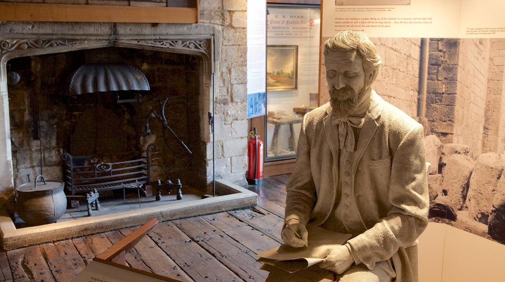 Westgate Museum presenterar en staty eller skulptur och interiörer