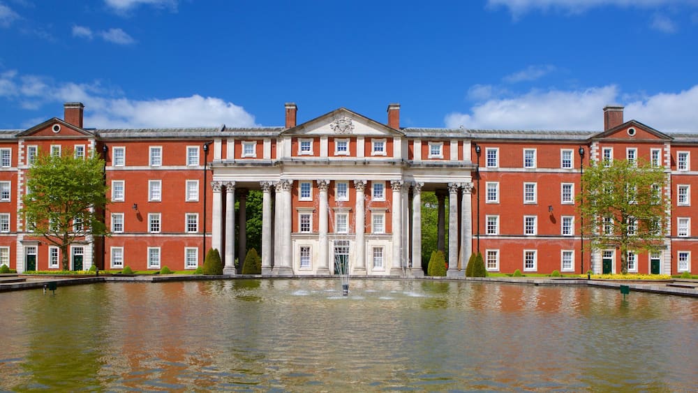Winchester mit einem Springbrunnen und historische Architektur