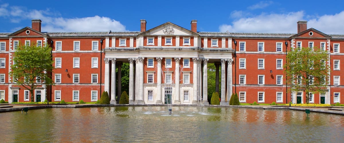 Winchester mostrando una fuente y arquitectura patrimonial