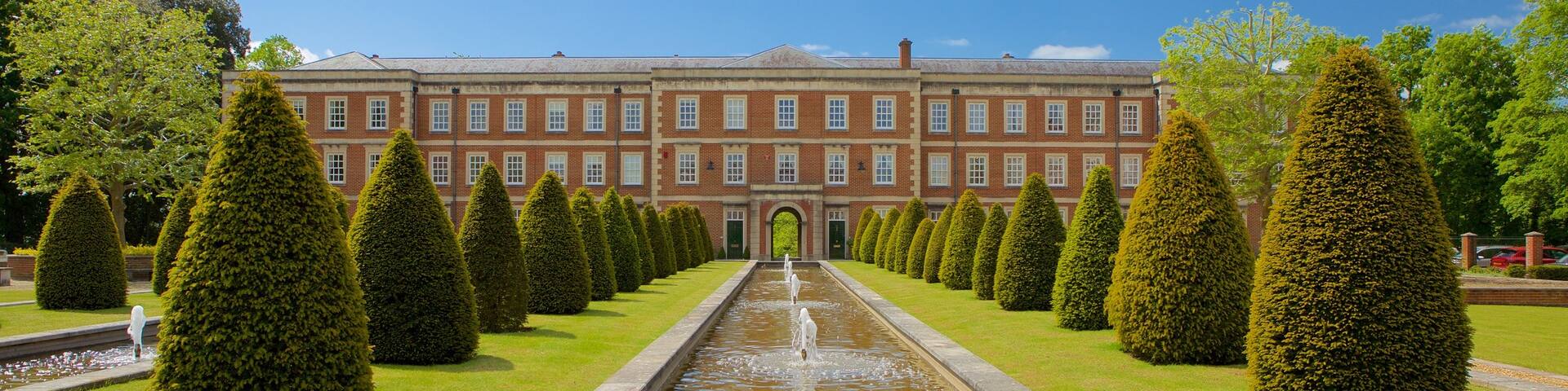Winchester showing heritage architecture, a fountain and a garden