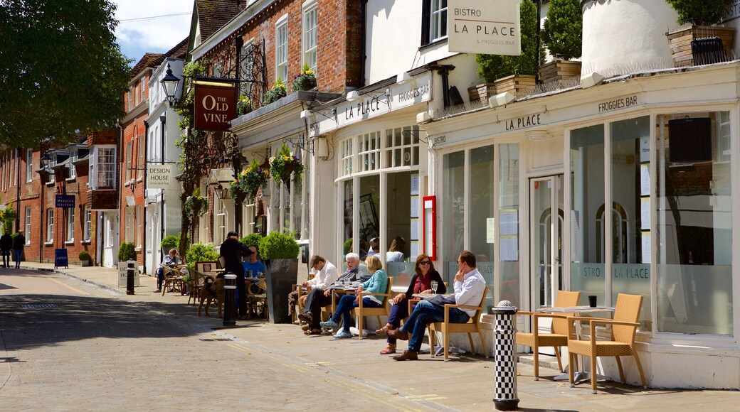 Hampshire mostrando cenas de rua e jantar ao ar livre assim como um pequeno grupo de pessoas